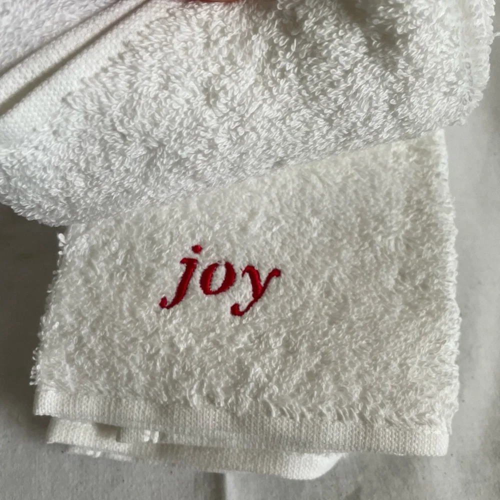 NWT Set of Four Holiday Hand Towels